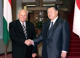 Japan, Hungary agree to boost ties